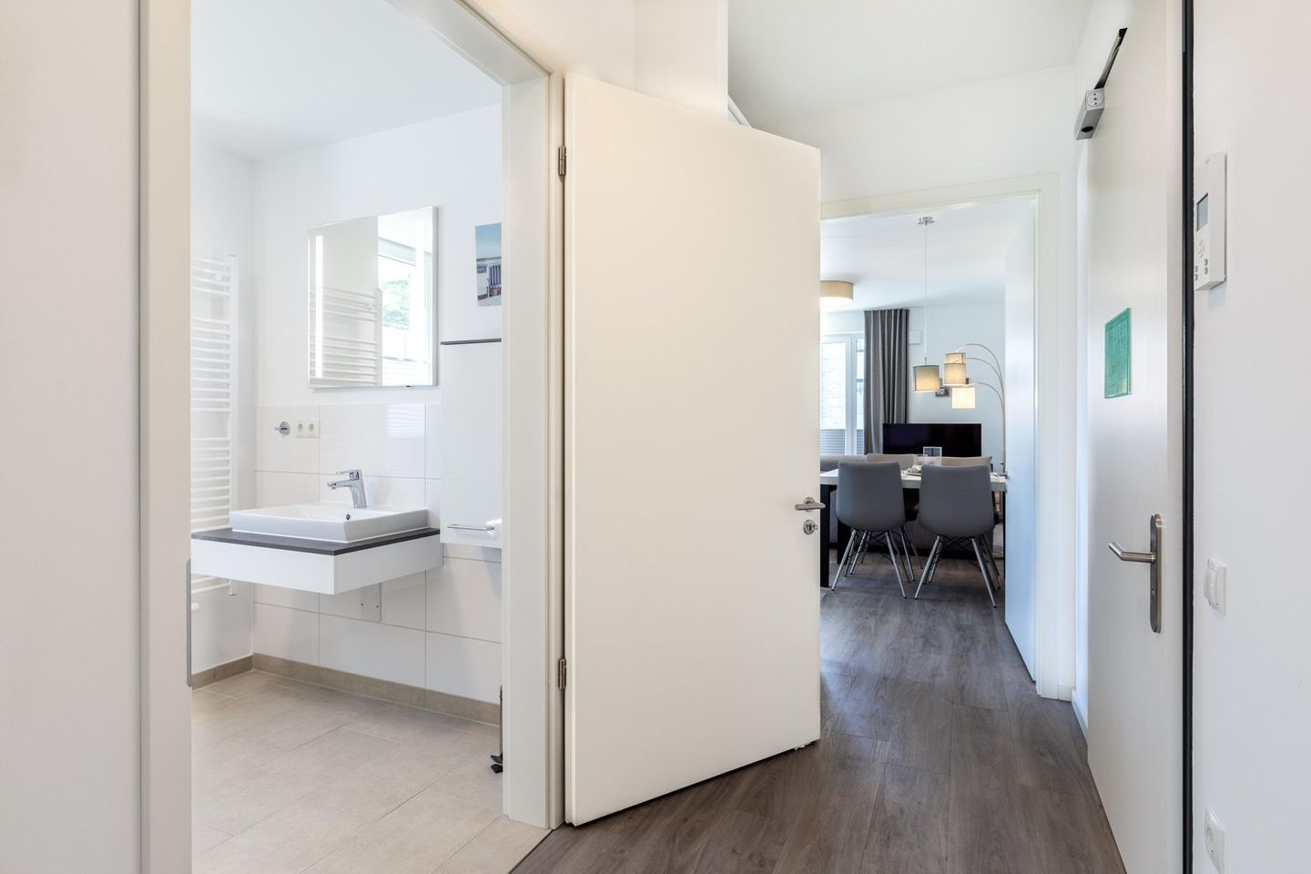 Aparthotel Ostseeallee Aparthotel Ostseeallee 2-08 Boltenhagen - Flur mit Blick zum Badezimmer und Wohn-/Essbereich