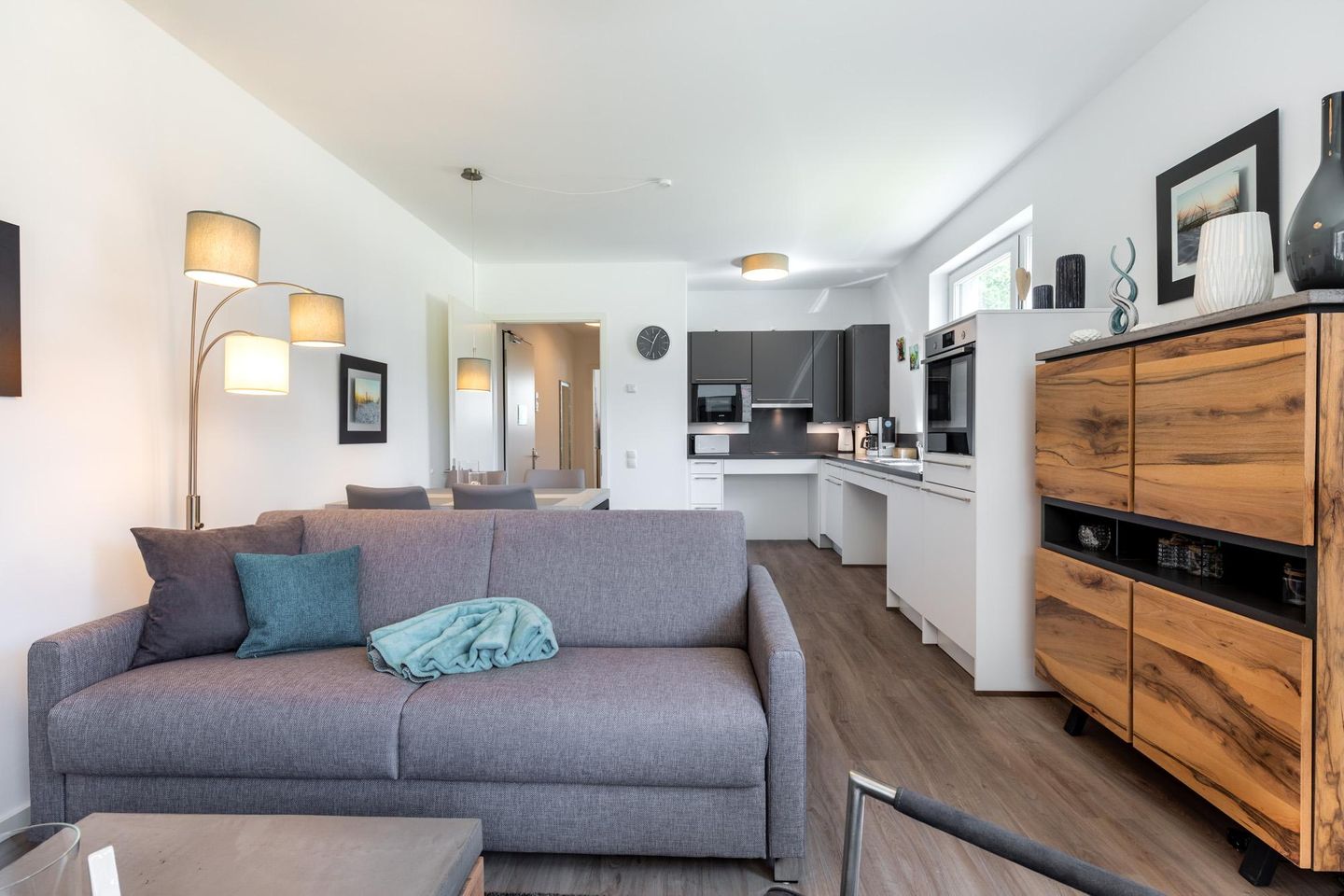 Aparthotel Ostseeallee Aparthotel Ostseeallee 2-08 Boltenhagen - Wohn-/Essbereich mit Doppelschlafcouch und Küchenzeile