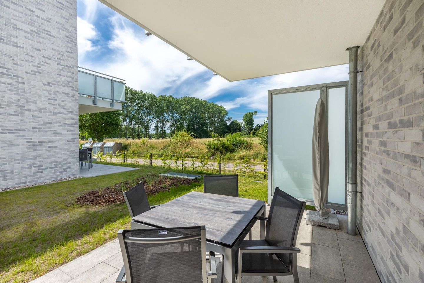 Aparthotel Ostseeallee Aparthotel Ostseeallee 2-09 Boltenhagen - Terrasse mit Tisch und Sitzgelegenheit