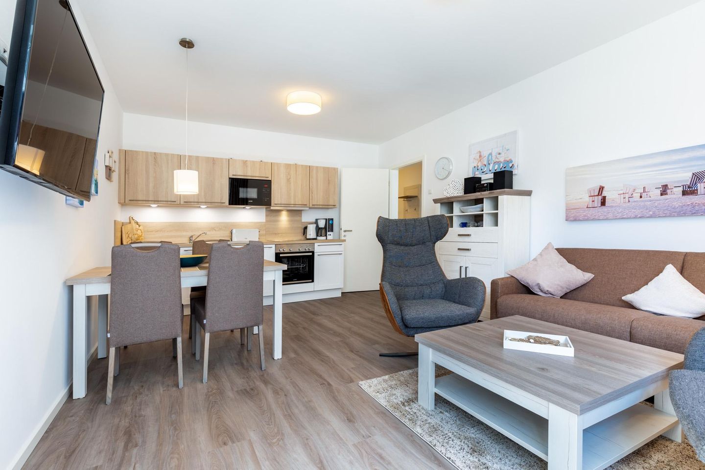 Aparthotel Ostseeallee Aparthotel Ostseeallee 2-09 Boltenhagen - Wohn-/Essbereich mit Doppelschlafcouch und Küchenzeile