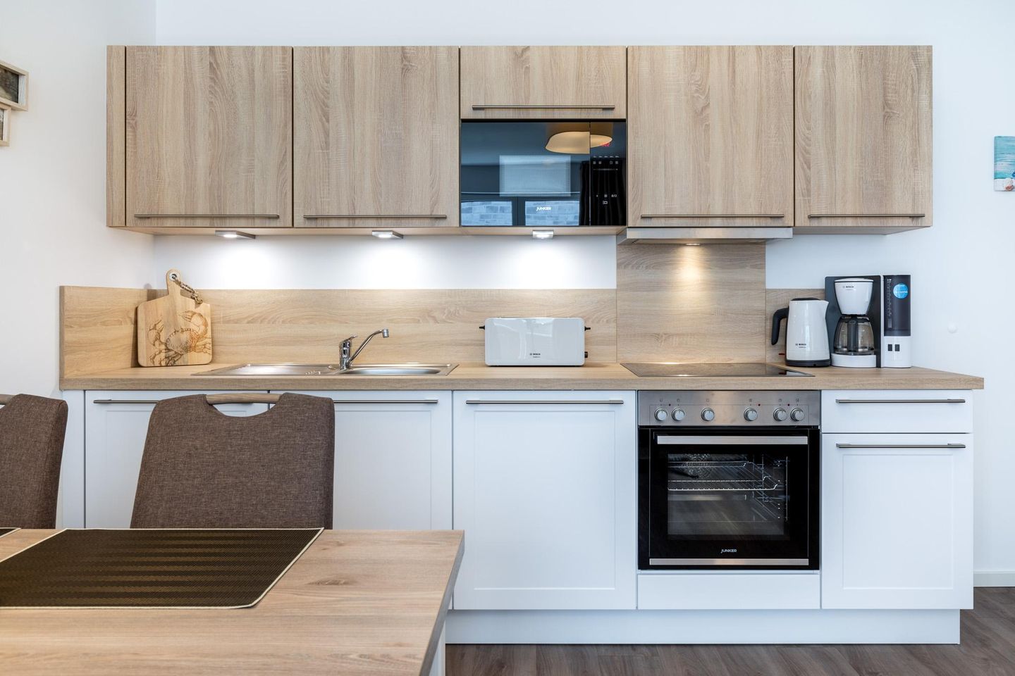 Aparthotel Ostseeallee Aparthotel Ostseeallee 2-09 Boltenhagen - Küchenzeile mit Backofen, Geschirrspüler und Mikrowelle