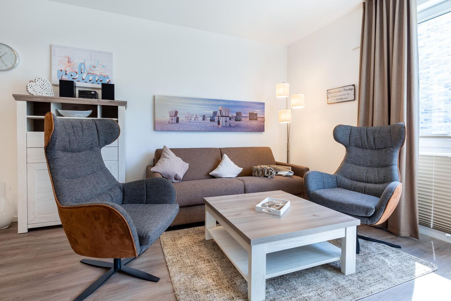 Aparthotel Ostseeallee Aparthotel Ostseeallee 2-09 Boltenhagen - Wohn-/Essbereich mit Doppelschlafcouch und Sessel
