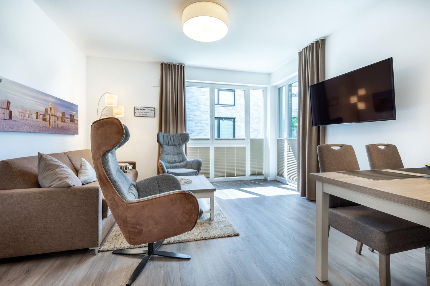 Aparthotel Ostseeallee Aparthotel Ostseeallee 2-09 Boltenhagen - Wohn-/Essbereich mit TV und Zugang zur Terrasse