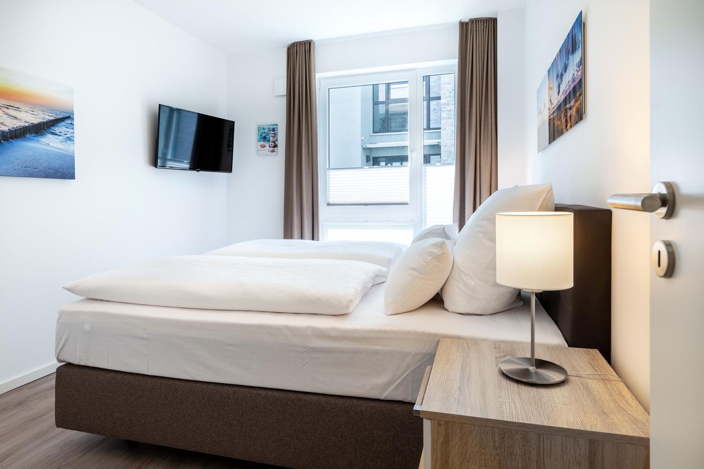 Aparthotel Ostseeallee Aparthotel Ostseeallee 2-09 Boltenhagen - Schlafzimmer mit Boxspringbett (1,80 x 2,00 m)