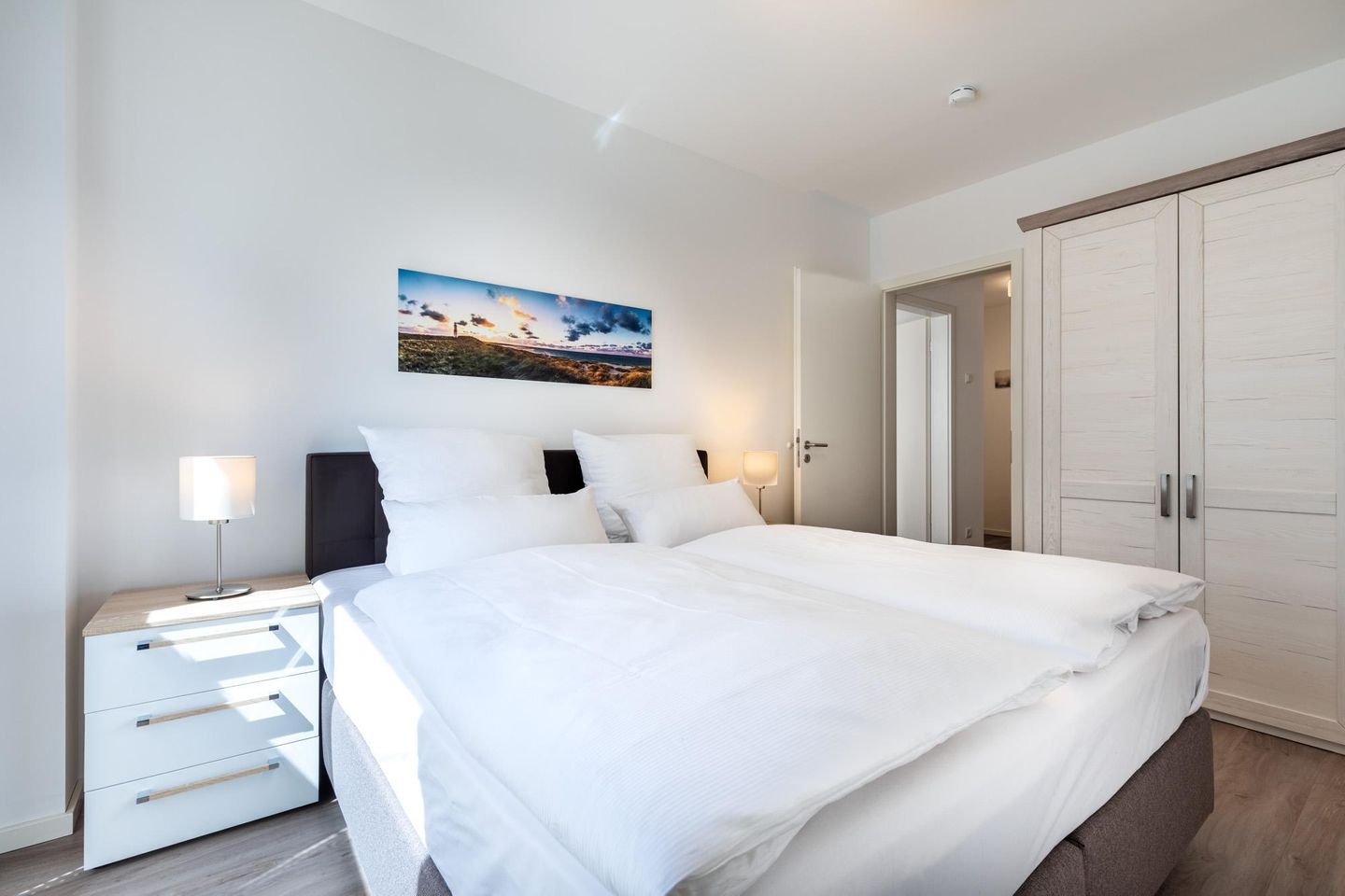 Aparthotel Ostseeallee Aparthotel Ostseeallee 2-09 Boltenhagen - Schlafzimmer mit Boxspringbett und Kleiderschrank