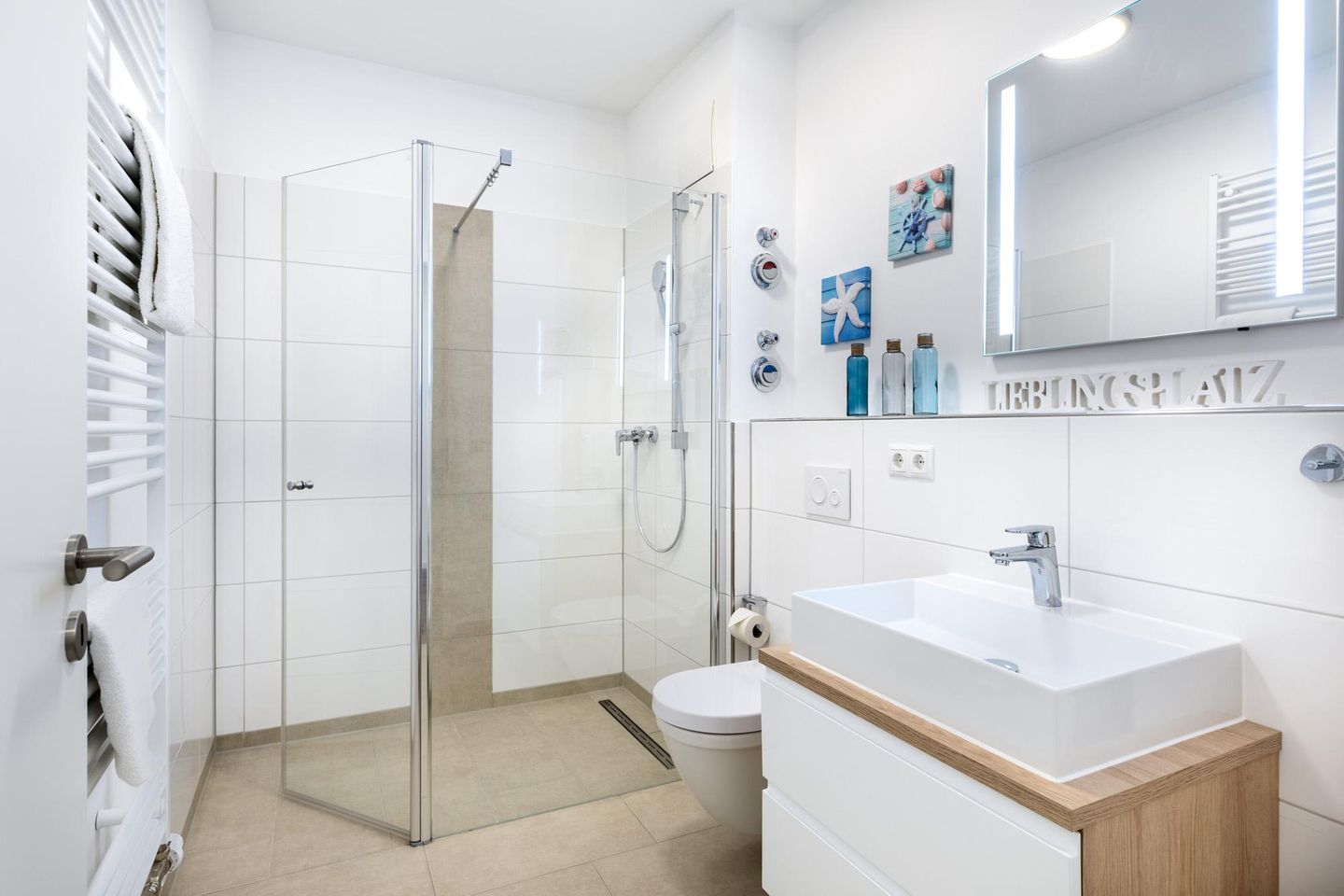 Aparthotel Ostseeallee Aparthotel Ostseeallee 2-09 Boltenhagen - Badezimmer mit Dusche und Waschtisch