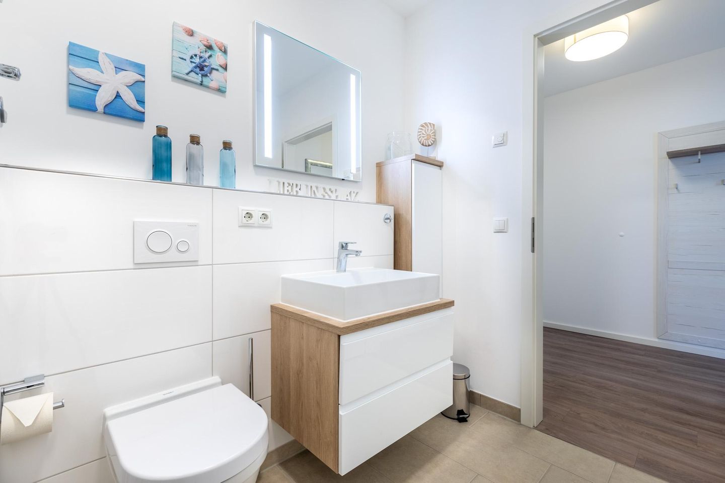 Aparthotel Ostseeallee Aparthotel Ostseeallee 2-09 Boltenhagen - Badezimmer mit Waschtisch, Spiegel und WC