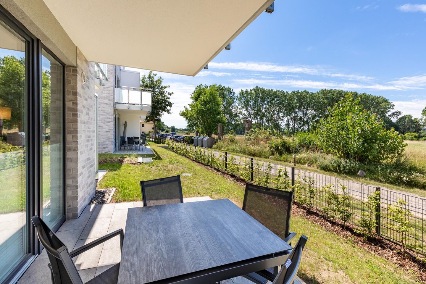 Aparthotel Ostseeallee Aparthotel Ostseeallee 2-10 Boltenhagen - Terrasse mit Tisch und Sitzgelegenheit