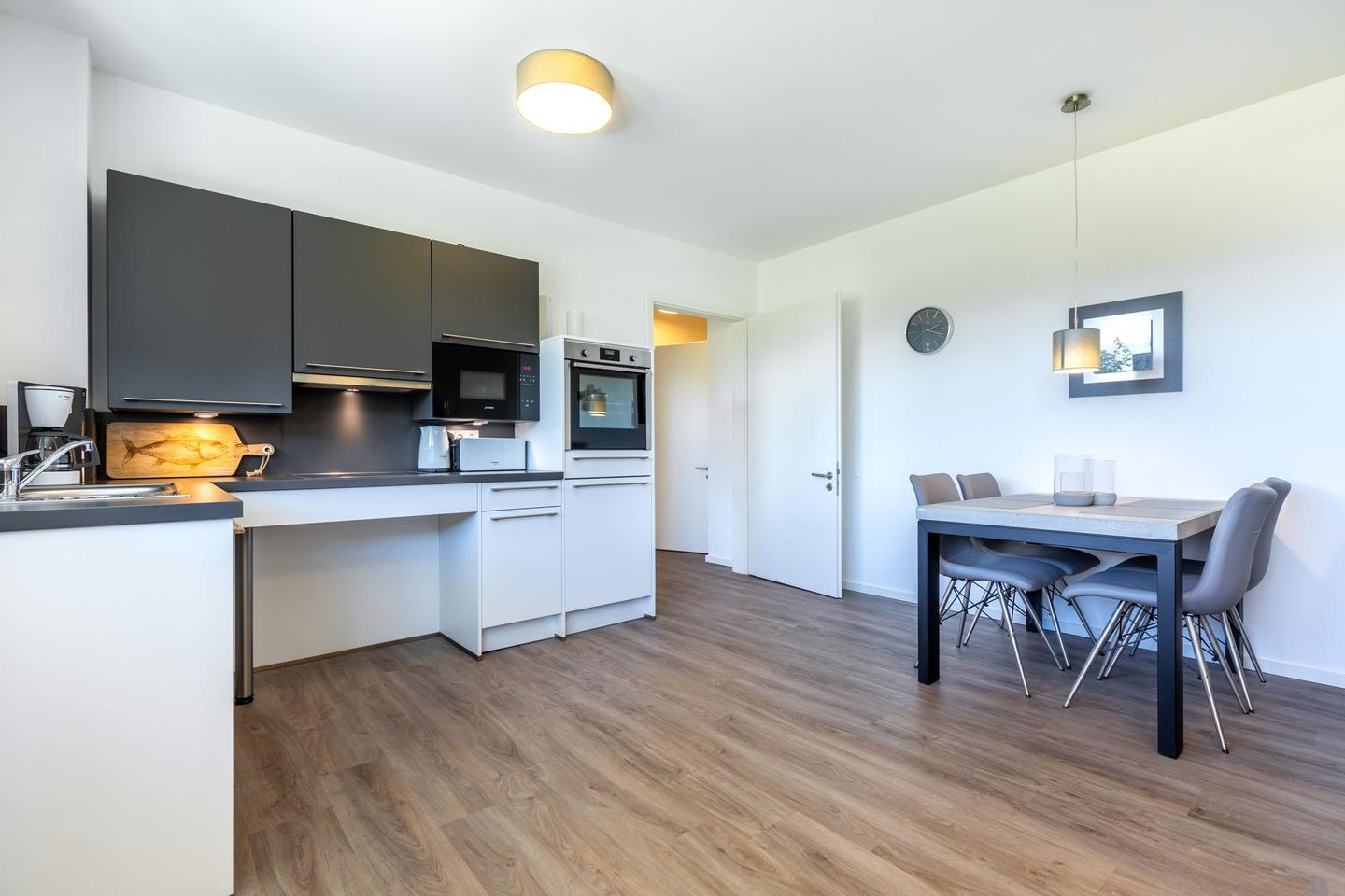 Aparthotel Ostseeallee Aparthotel Ostseeallee 2-10 Boltenhagen - Küchenzeile mit Esstisch und Sitzgelegenheit