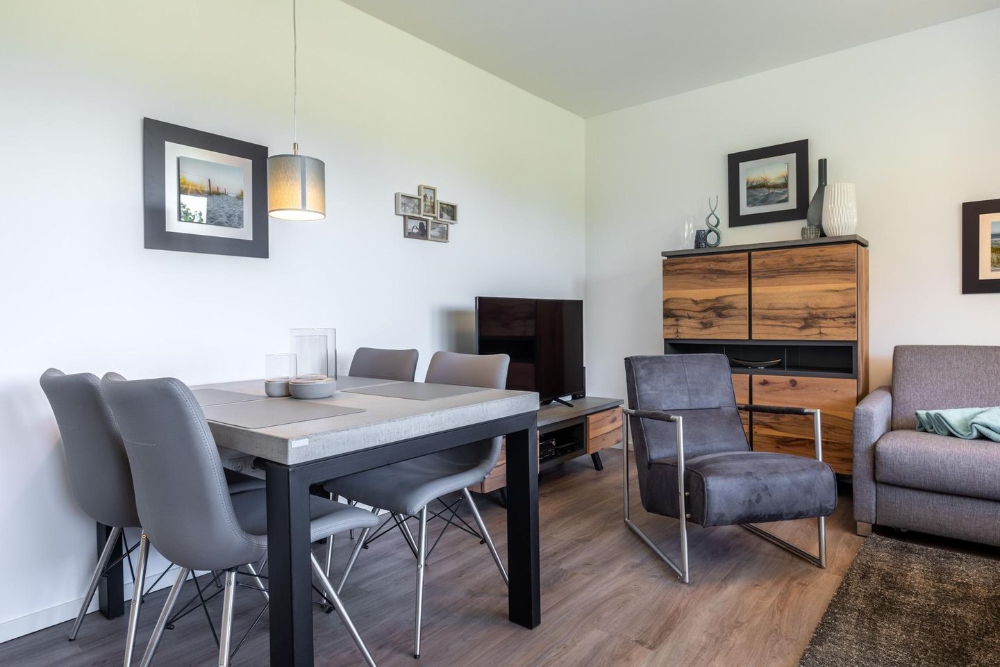 Aparthotel Ostseeallee Aparthotel Ostseeallee 2-10 Boltenhagen - Wohn-/Essbereich mit Esstisch und Sitzgelegenheit