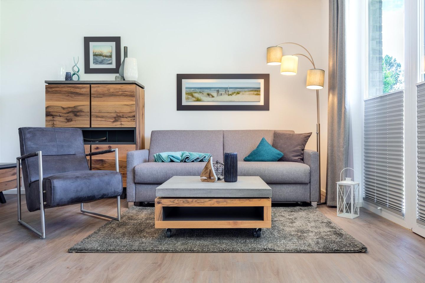 Aparthotel Ostseeallee Aparthotel Ostseeallee 2-10 Boltenhagen - Wohn-/Essbereich mit Doppelschlafcouch und Sessel