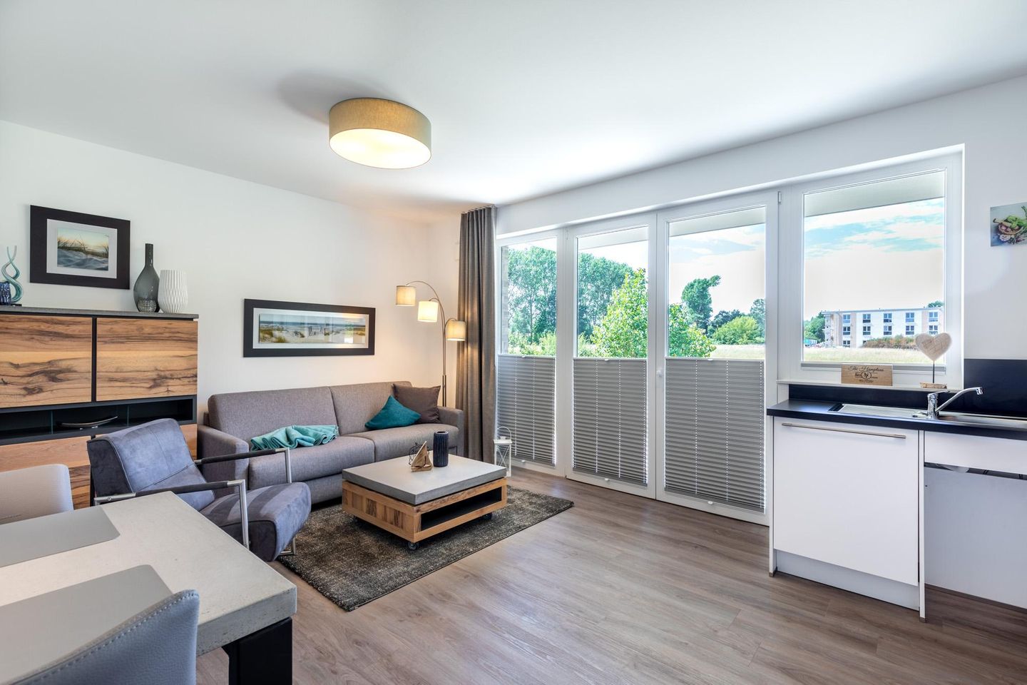 Aparthotel Ostseeallee Aparthotel Ostseeallee 2-10 Boltenhagen - Wohn-/Essbereich mit Zugang zur Terrasse