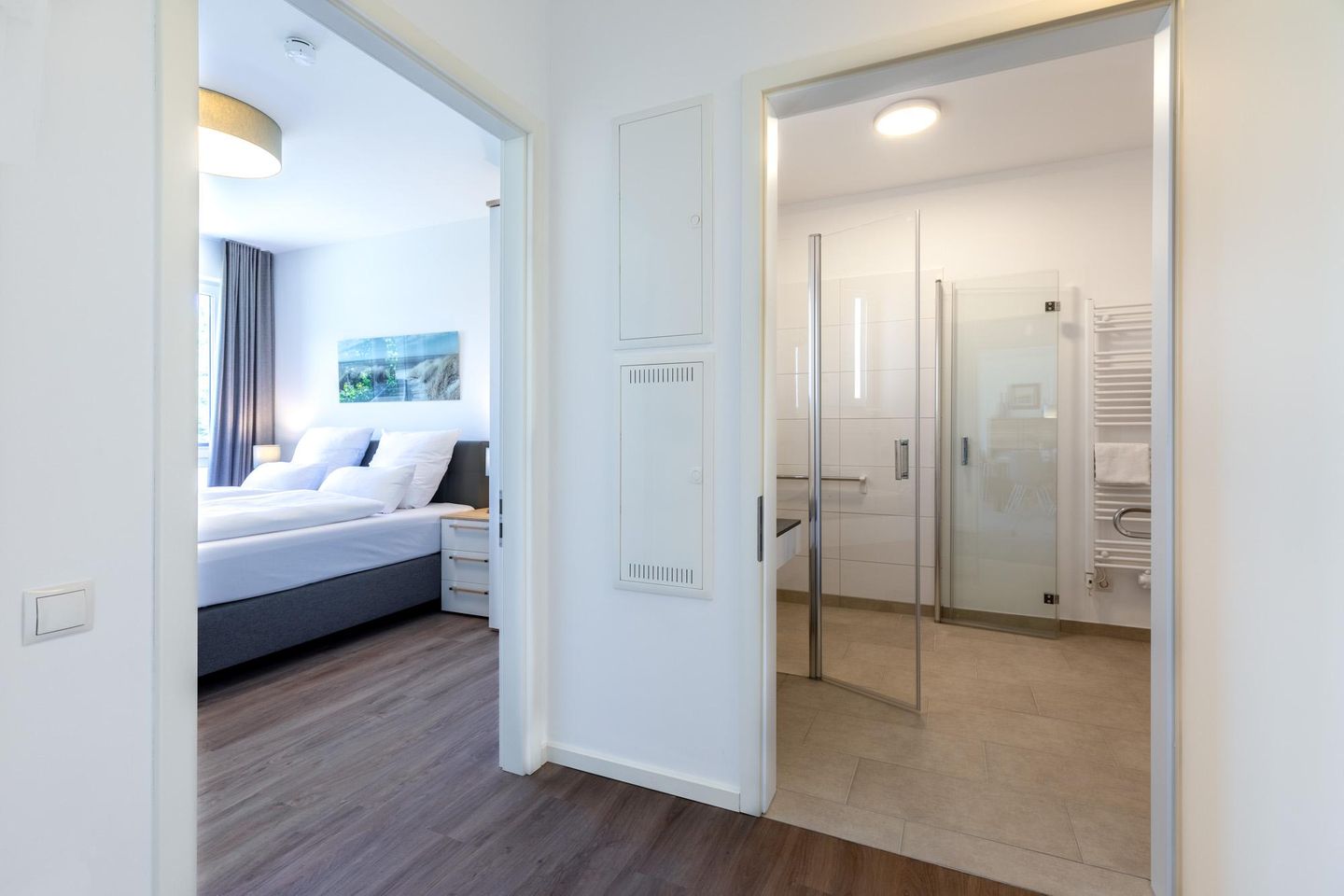 Aparthotel Ostseeallee Aparthotel Ostseeallee 2-10 Boltenhagen - Flur mit Blick zum Bade- und Schlafzimmer