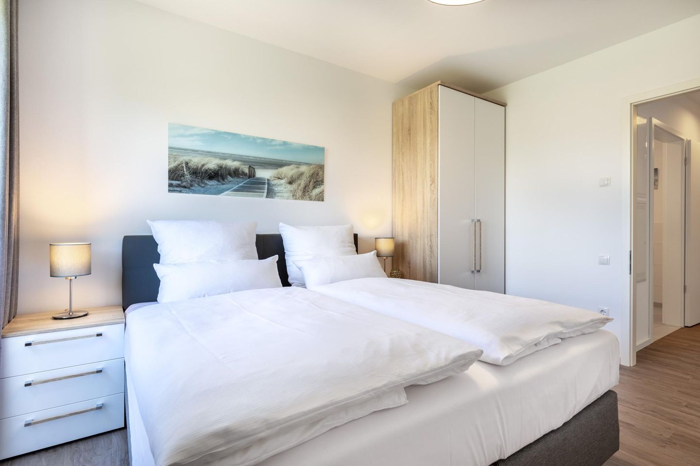 Aparthotel Ostseeallee Aparthotel Ostseeallee 2-10 Boltenhagen - Schlafzimmer mit Boxspringbett und Kleiderschrank