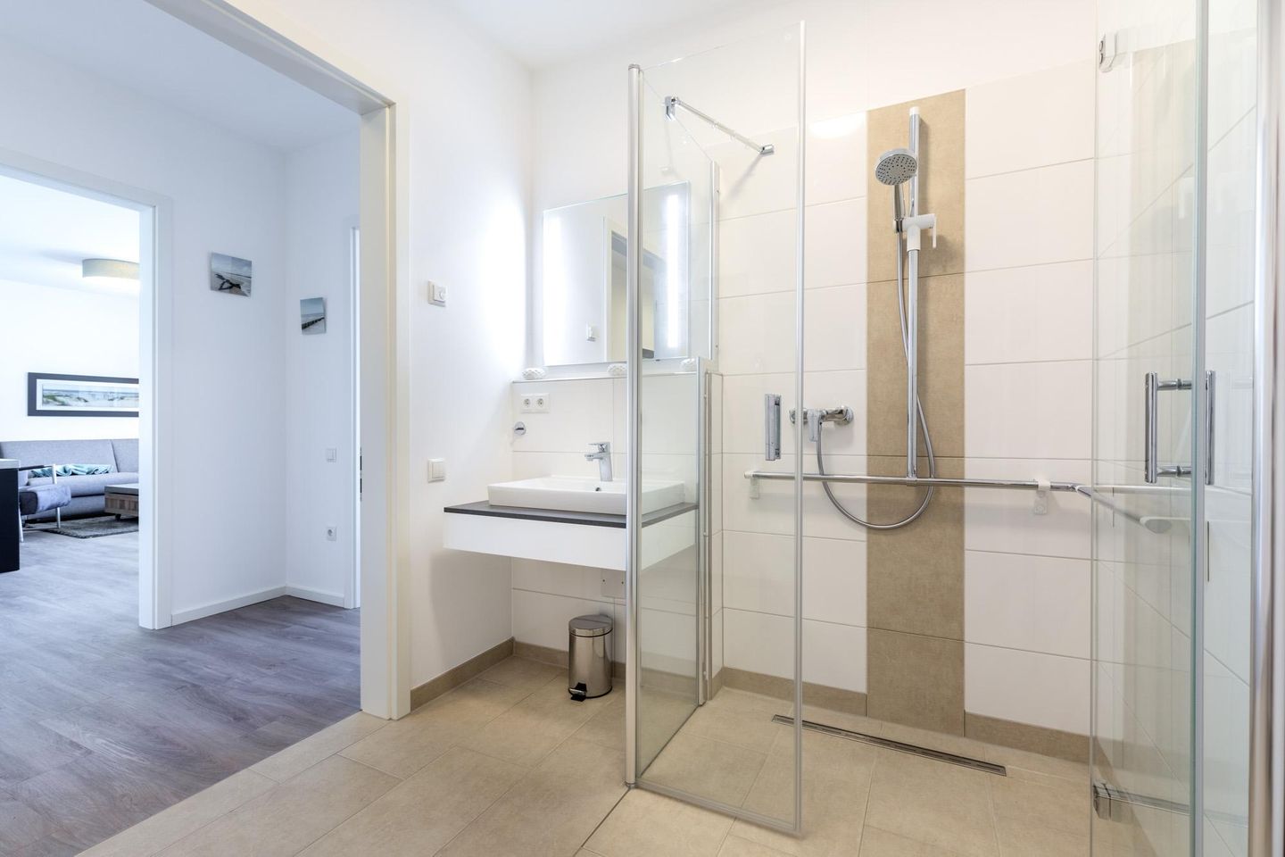 Aparthotel Ostseeallee Aparthotel Ostseeallee 2-10 Boltenhagen - Badezimmer mit Dusche und Blick zum Wohn-/Essbereich