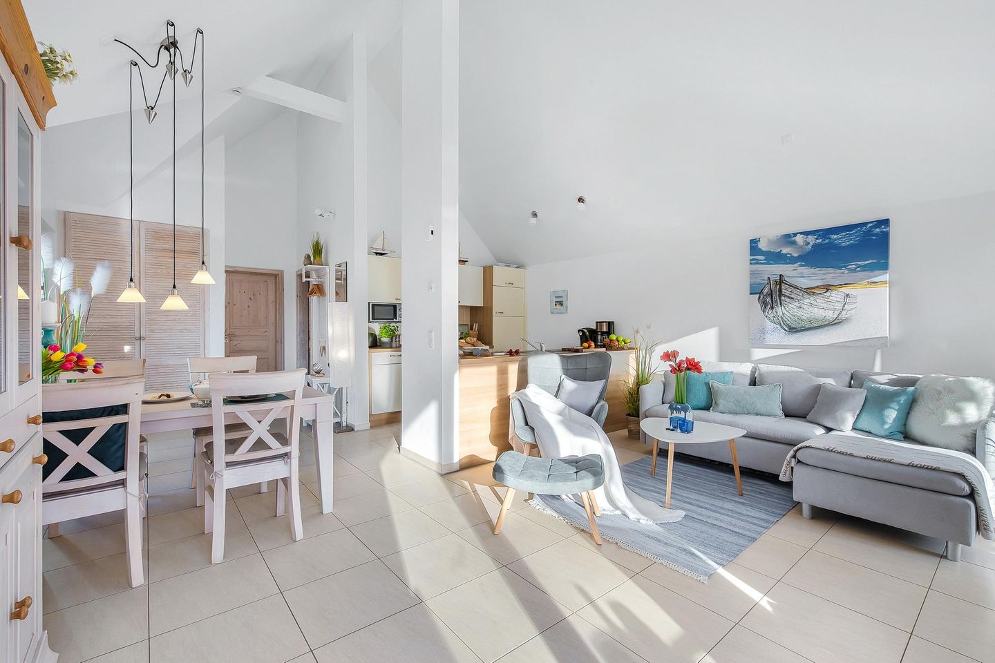 Ostseepark Rügen Ostseepark Rügen 21 Rügen - Wohn-Essbereich mit Esstisch, Sitzgelegenheit und Küchenzeile