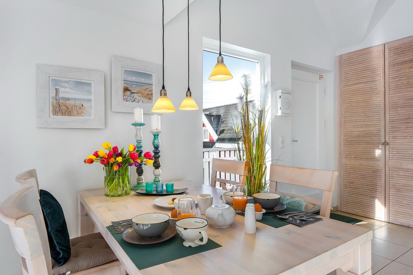 Ostseepark Rügen Ostseepark Rügen 21 Rügen - Wohn-Essbereich mit Esstisch, Sitzgelegenheit und Küchenzeile