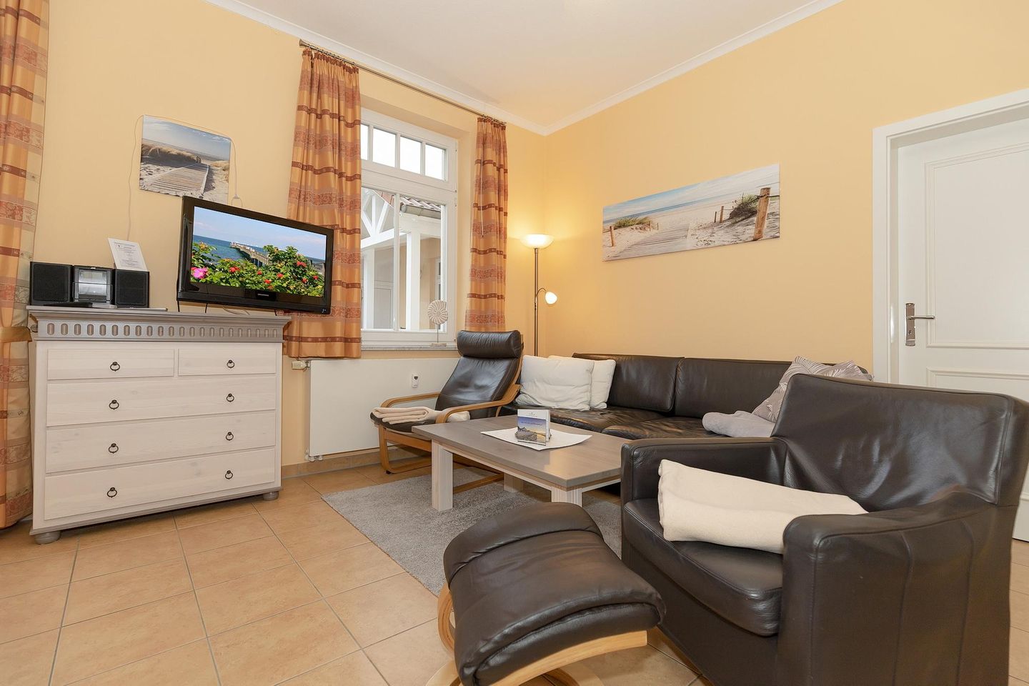 Dünenschloss Dünenschloss 1-42 Kühlungsborn - Wohn-Essbereich mit Couch