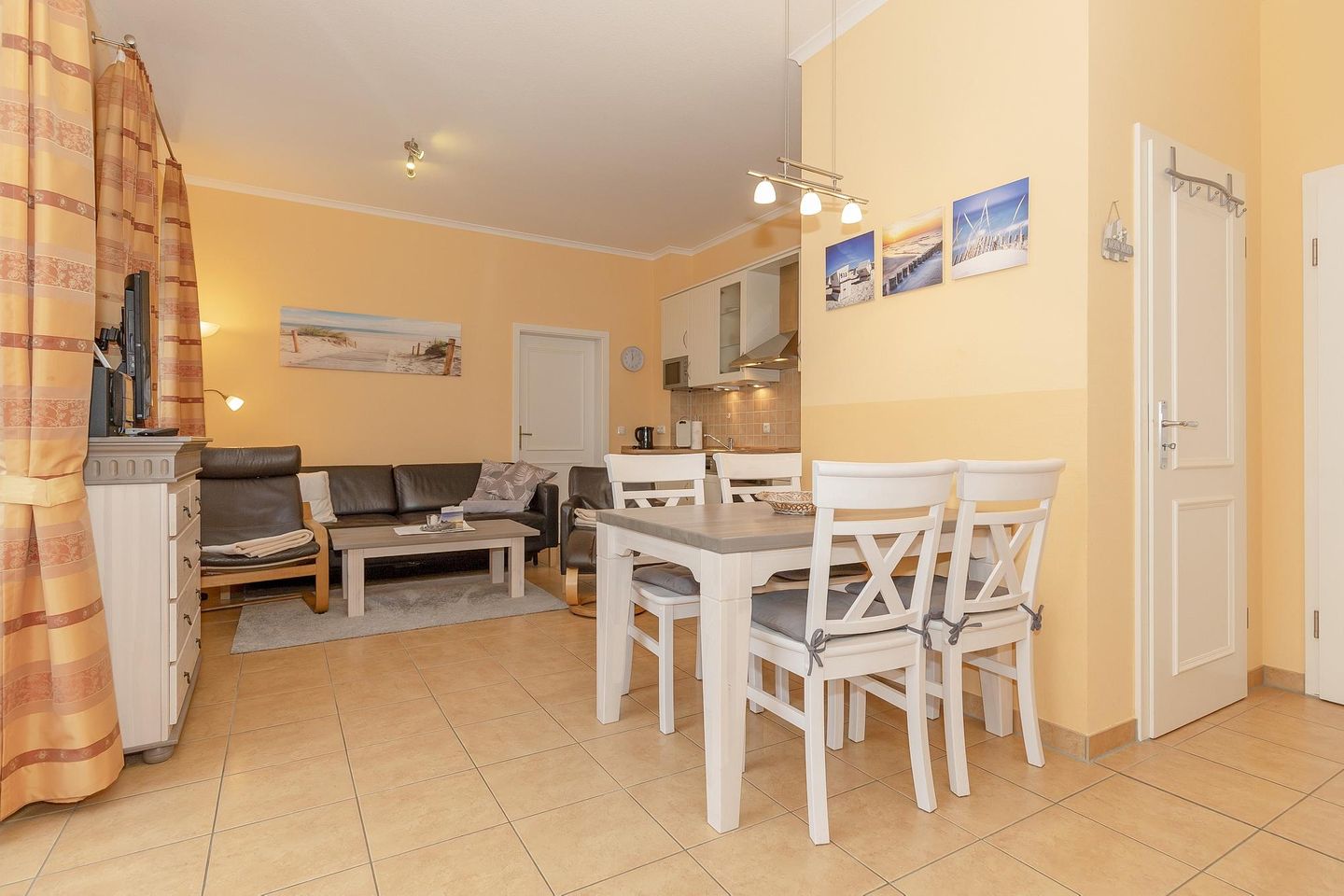 Dünenschloss Dünenschloss 1-42 Kühlungsborn - Wohn-Essbereich mit Couch und Esstisch