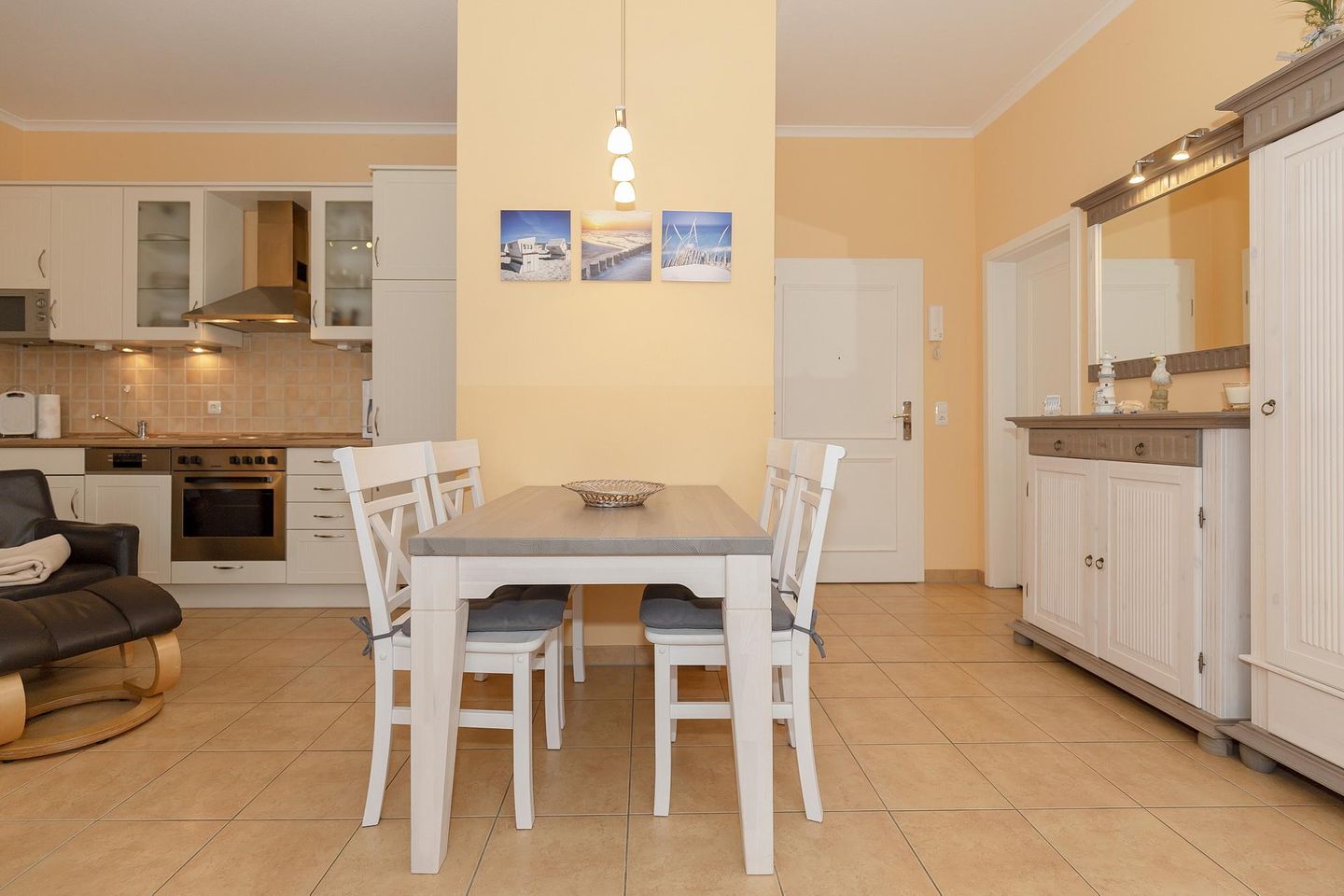 Dünenschloss Dünenschloss 1-42 Kühlungsborn - Wohn-Essbereich mit Couch und Esstisch