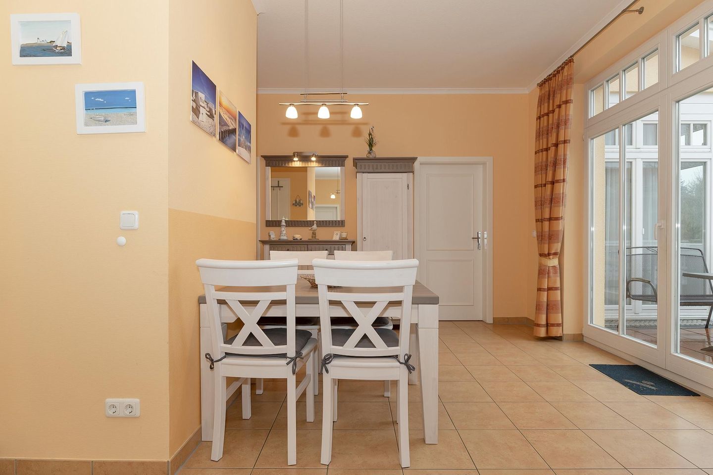 Dünenschloss Dünenschloss 1-42 Kühlungsborn - Wohn-Essbereich mit Couch und Esstisch