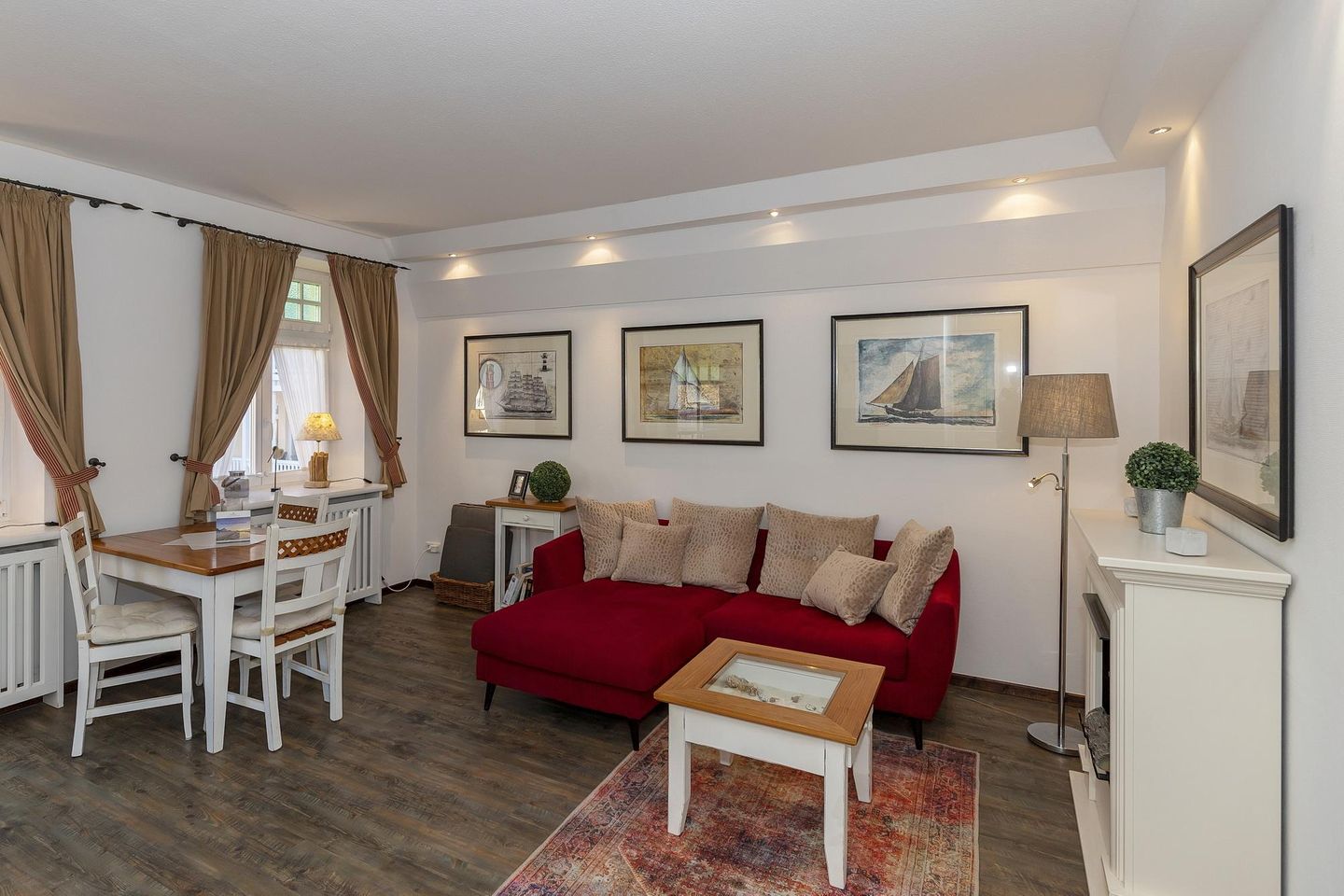 Dünenschloss Dünenschloss 3-05 Kühlungsborn - Wohn-Essbereich mit Couch und Esstisch