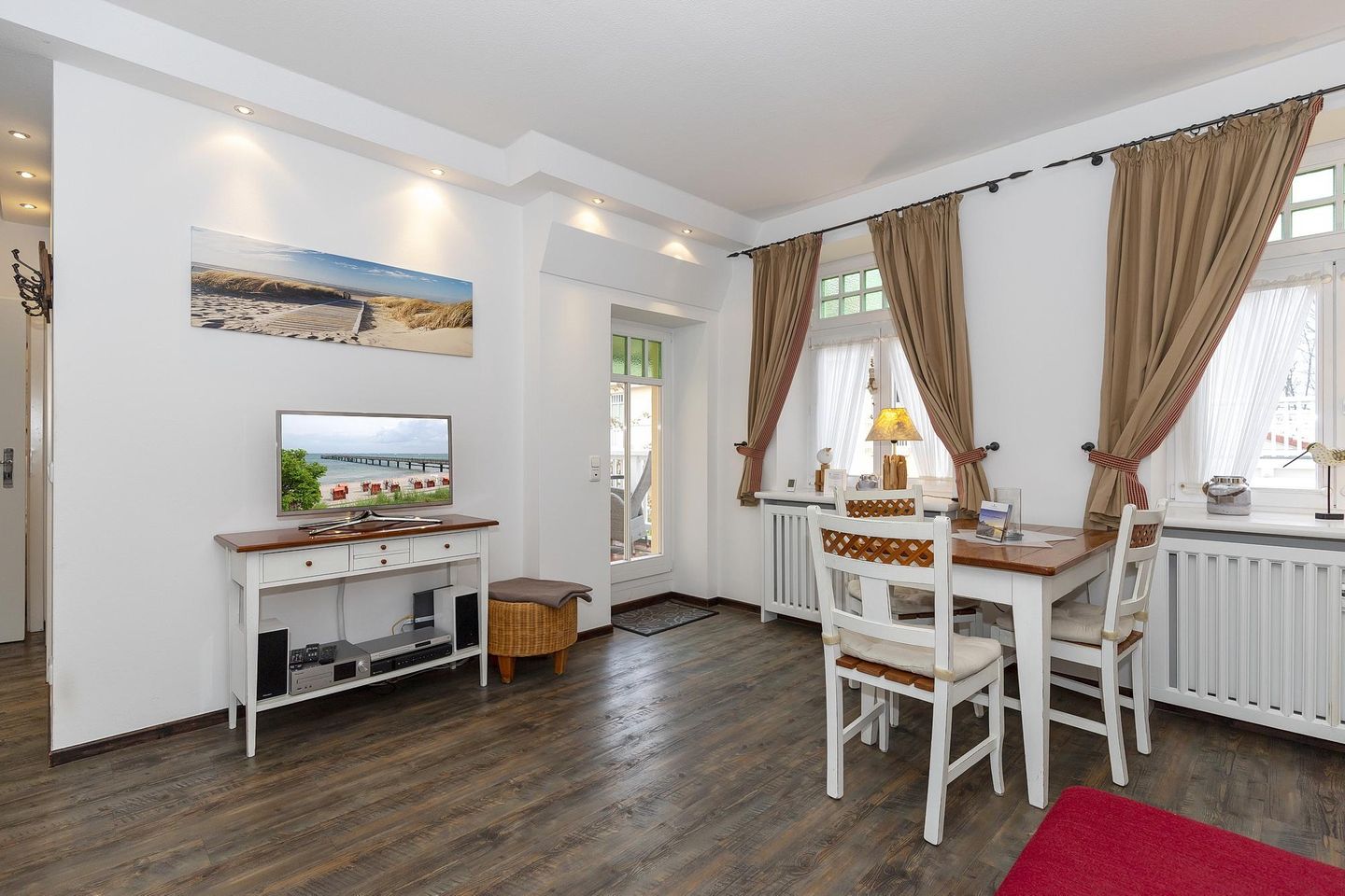 Dünenschloss Dünenschloss 3-05 Kühlungsborn - Wohn-Essbereich mit Couch und Esstisch