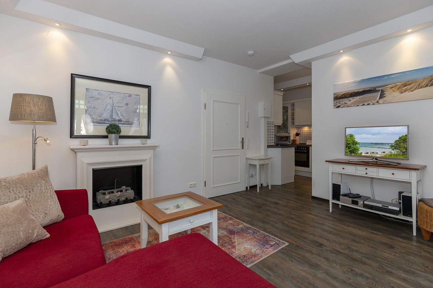 Dünenschloss Dünenschloss 3-05 Kühlungsborn - Wohn-Essbereich mit Couch und Flatscreen-TV