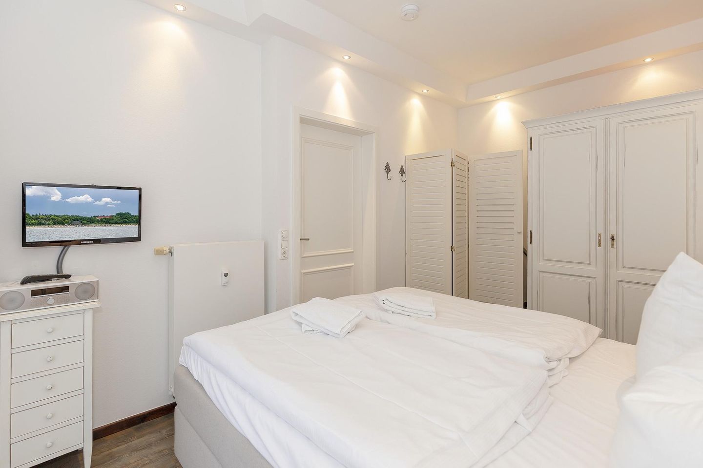 Dünenschloss Dünenschloss 3-05 Kühlungsborn - Schlafzimmer mit Doppelbett und Flatscreen TV