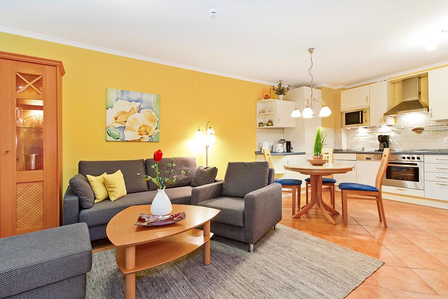 Dünenschloss Dünenschloss 2-02 Kühlungsborn - Wohn-Essbereich mit Couch und Küchenzeile