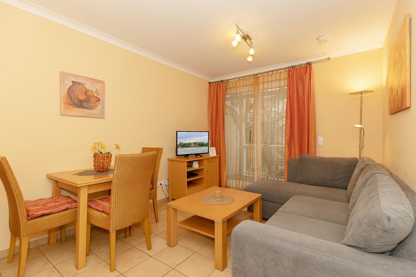 Apartment-Residenz Ostseestrand Apartment-Residenz Ostseestrand 27 Kühlungsborn - Wohn-Essbereich mit Couch