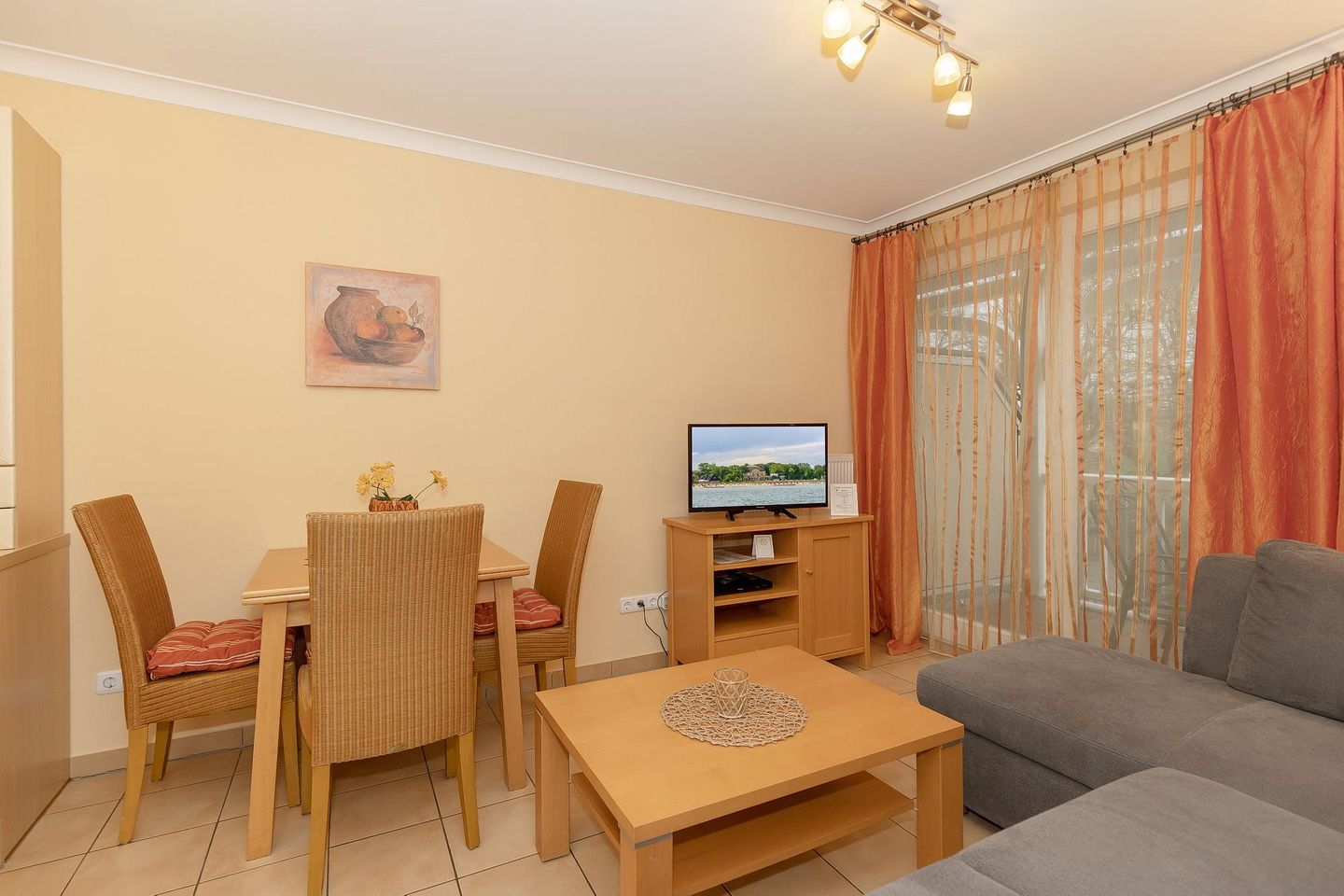 Apartment-Residenz Ostseestrand Apartment-Residenz Ostseestrand 27 Kühlungsborn - Wohn-Essbereich mit Couch und Esstisch