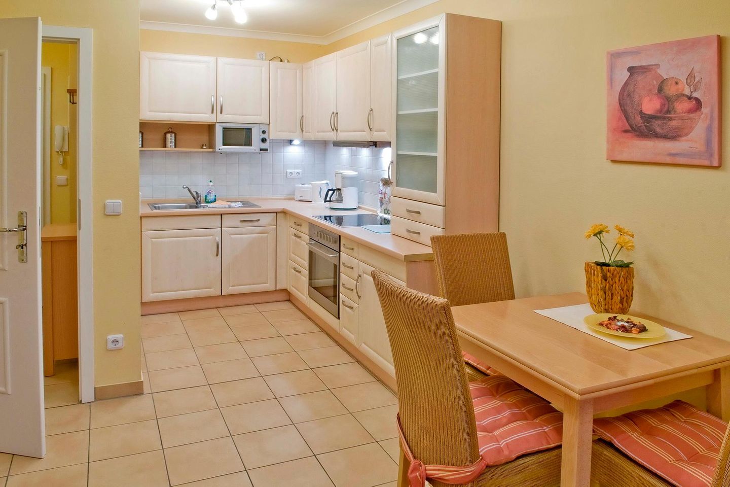 Apartment-Residenz Ostseestrand Apartment-Residenz Ostseestrand 27 Kühlungsborn - Küchenzeile mit Esstisch und Sitzgelegenheit