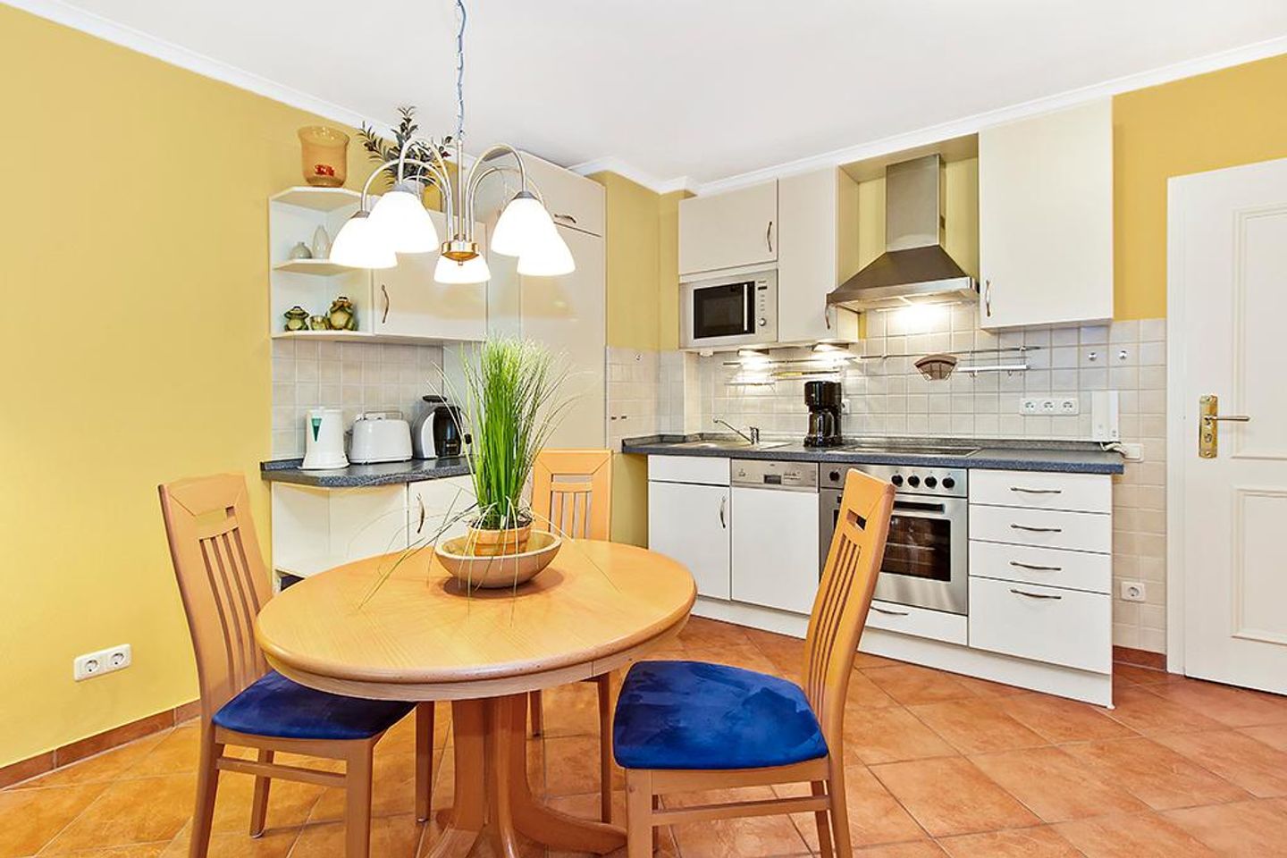 Dünenschloss Dünenschloss 2-02 Kühlungsborn - Küchenzeile mit Esstisch und Sitzgelegenheit