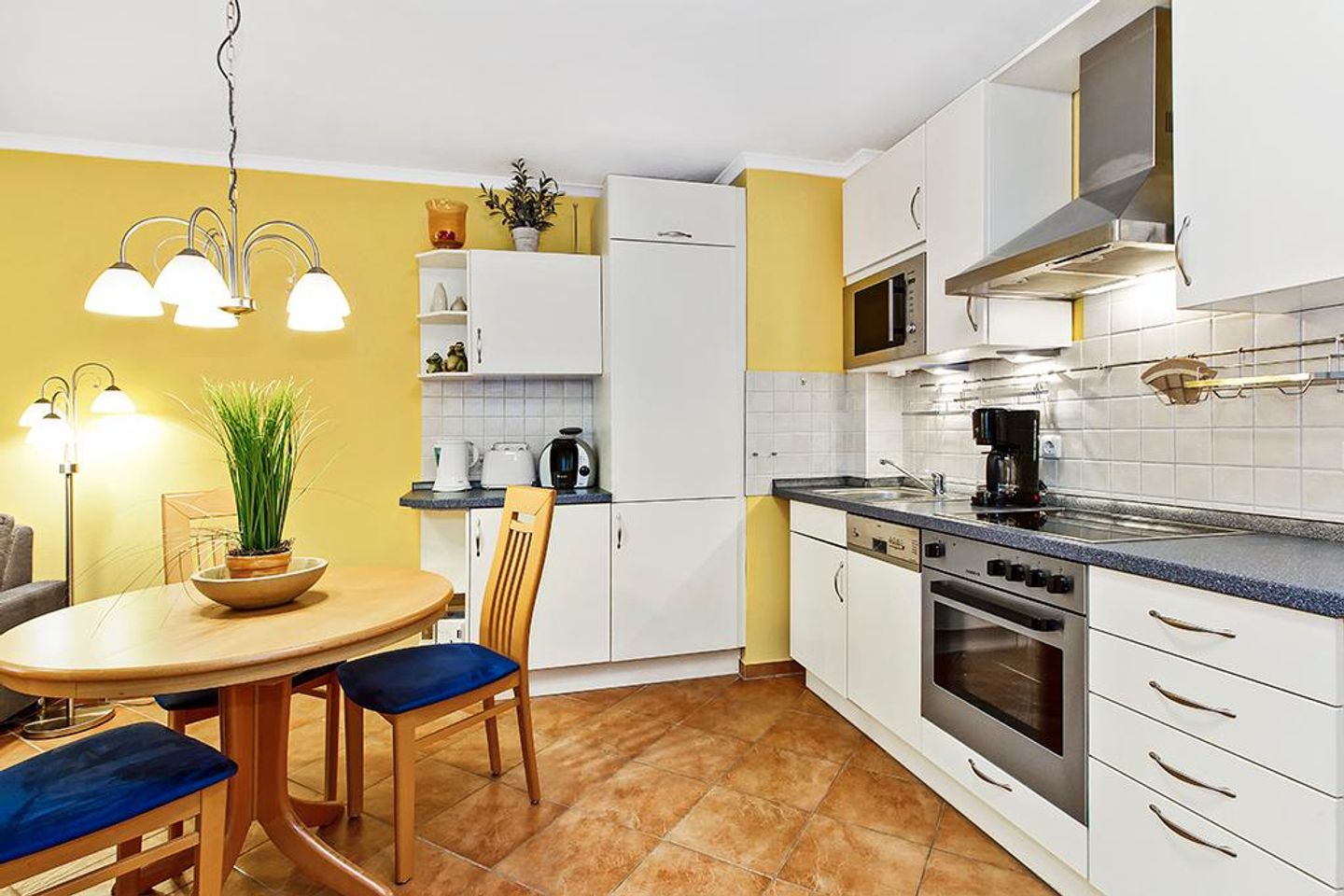 Dünenschloss Dünenschloss 2-02 Kühlungsborn - Küchenzeile mit Backofen