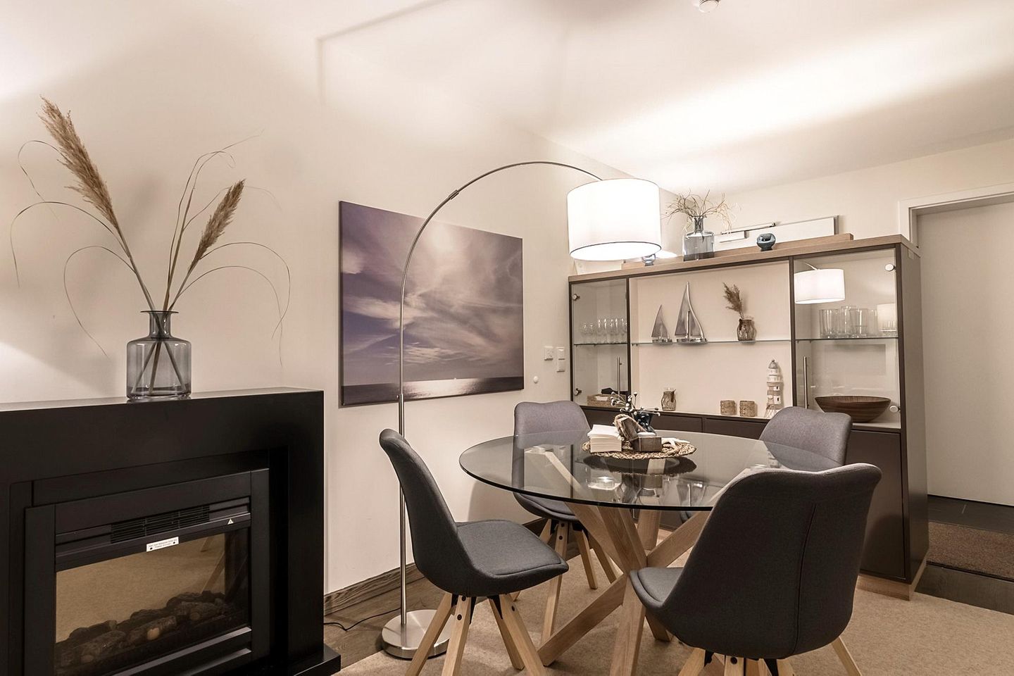 Resort Deichgraf Resort Deichgraf 31-09 Wremen - Wohn-Essbereich mit Esstisch und Sitzgelegenheit