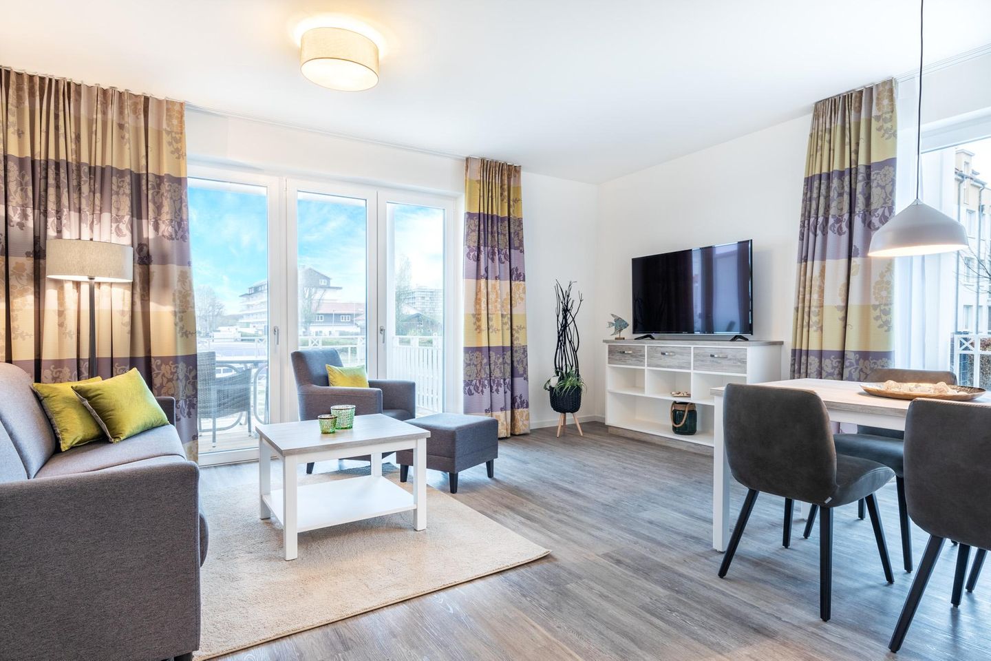 Apartmentanlage Meerblickvilla Apartmentanlage Meerblickvilla 0-01 Großenbrode - Wohn-/Essbereich mit Zugang zum Balkon - gbmv0-01 - Großenbrode