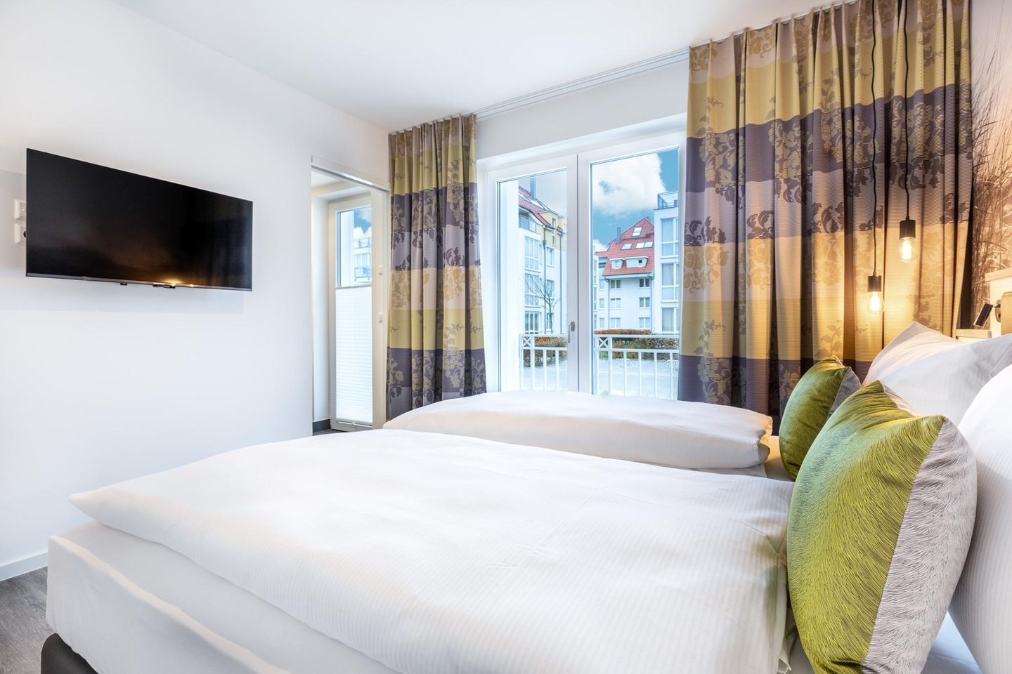 Apartmentanlage Meerblickvilla Apartmentanlage Meerblickvilla 0-01 Großenbrode - Schlafzimmer mit Doppelbett und Flatscreen TV - gbmv0-01 - Großenbrode