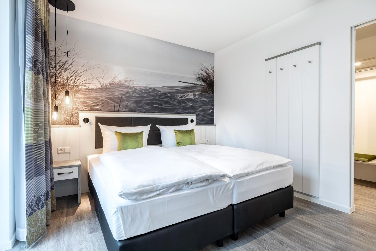 Apartmentanlage Meerblickvilla Apartmentanlage Meerblickvilla 0-01 Großenbrode - Schlafzimmer mit zwei Boxspringbetten - gbmv0-01 - Großenbrode