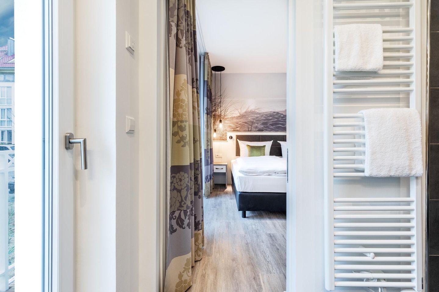 Apartmentanlage Meerblickvilla Apartmentanlage Meerblickvilla 0-01 Großenbrode - Badezimmer mit Zugang zum Schlafzimmer - gbmv0-01 - Großenbrode