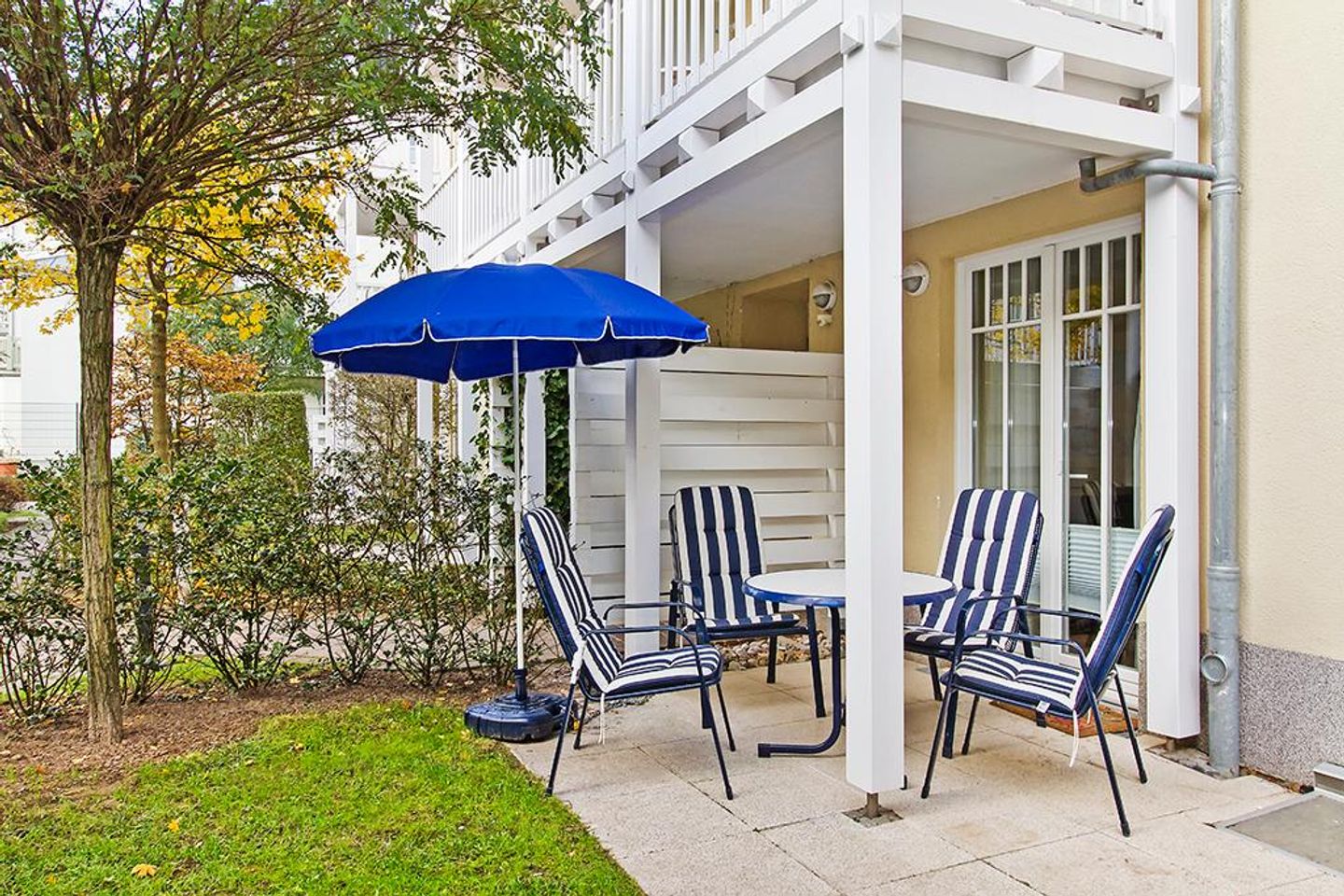 Dünenschloss Dünenschloss 2-02 Kühlungsborn - Terrasse mit Gartenmöbeln