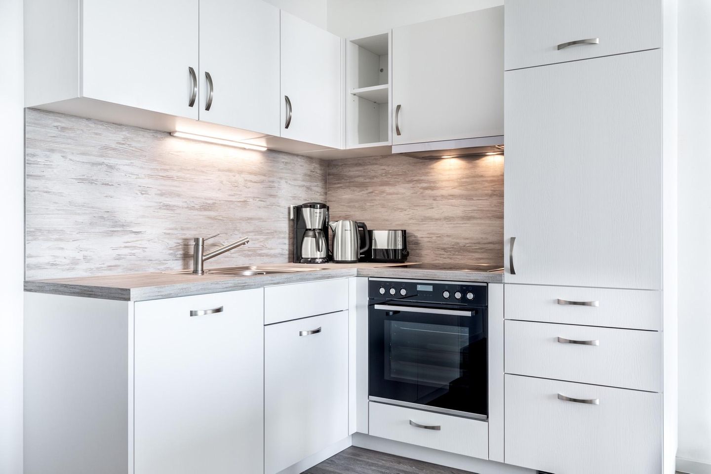 Apartmentanlage Meerblickvilla Apartmentanlage Meerblickvilla 1-10 Großenbrode - Offene Küche mit Geschirrspüler und Backofen