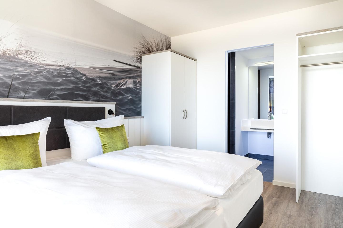 Apartmentanlage Meerblickvilla Apartmentanlage Meerblickvilla 1-10 Großenbrode - Schlafzimmer 2 mit Zugang zum Badezimmer 2