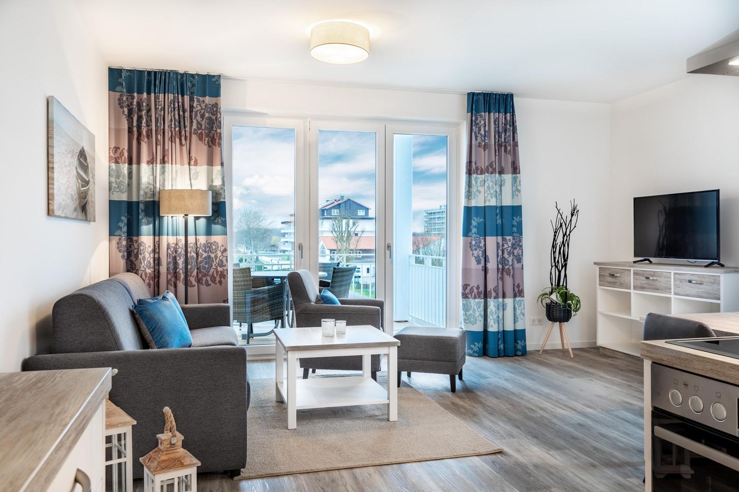 Apartmentanlage Meerblickvilla Apartmentanlage Meerblickvilla 2-18 Großenbrode - Wohn-/Essbereich mit Zugang zum Balkon