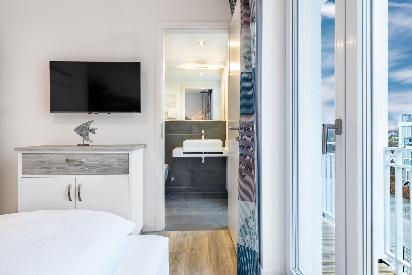 Apartmentanlage Meerblickvilla Apartmentanlage Meerblickvilla 2-18 Großenbrode - Schlafzimmer mit Zugang zum Badezimmer