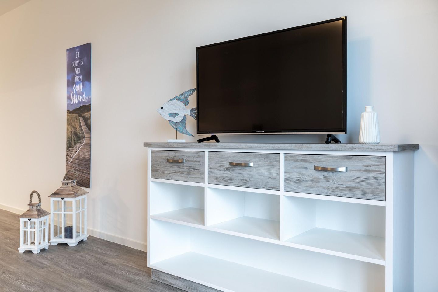 Apartmentanlage Meerblickvilla Apartmentanlage Meerblickvilla 2-20 Großenbrode - Wohn-/Essbereich mit Flatscreen-TV