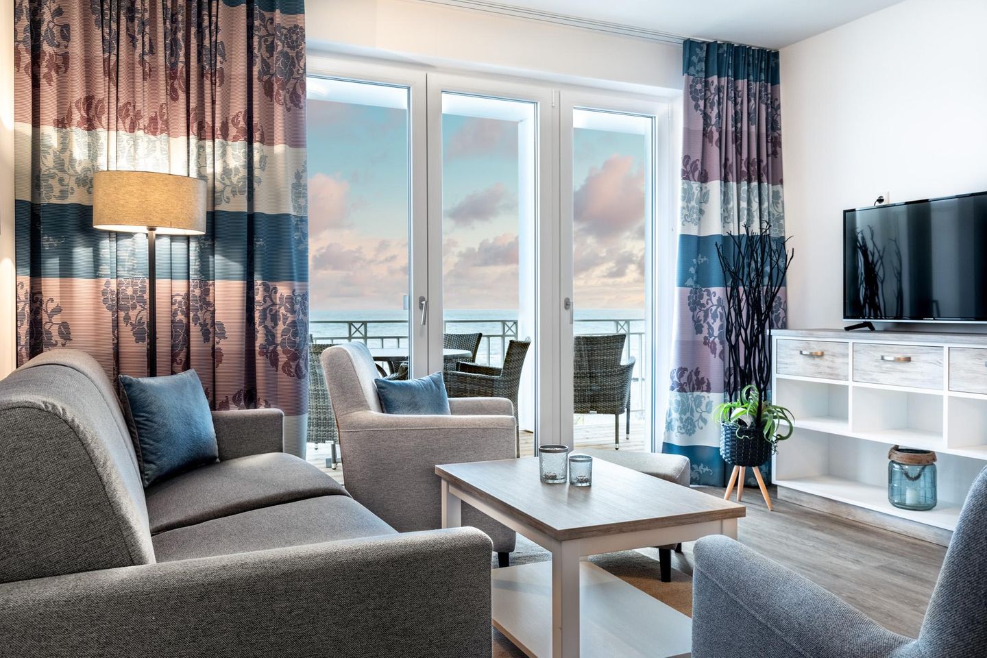 Apartmentanlage Meerblickvilla Apartmentanlage Meerblickvilla 2-24 Großenbrode - Wohn-/Essbereich mit Zugang zum Balkon