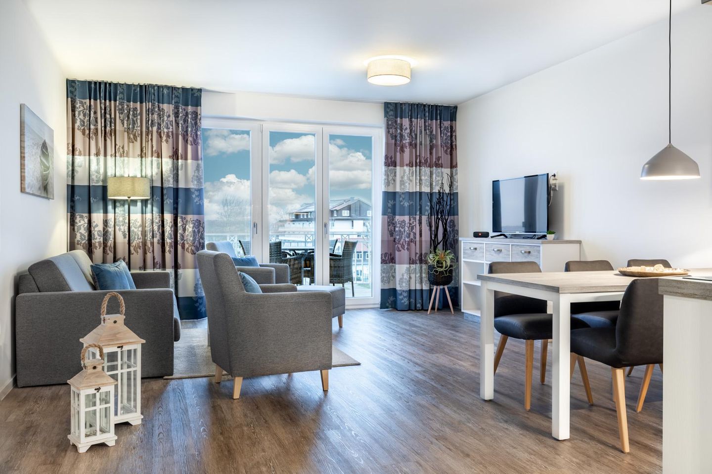 Apartmentanlage Meerblickvilla Apartmentanlage Meerblickvilla 3-35 Großenbrode - Wohn-/Essbereich mit Zugang zum Balkon