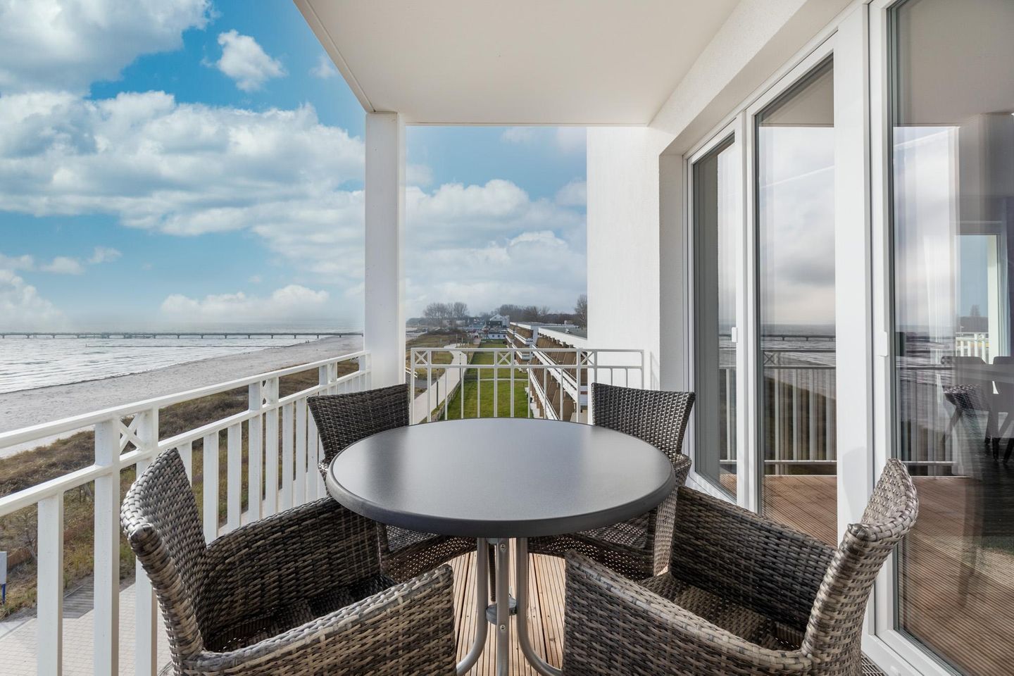 Apartmentanlage Meerblickvilla Apartmentanlage Meerblickvilla 3-36 Großenbrode - Balkon mit Gartenmöbeln