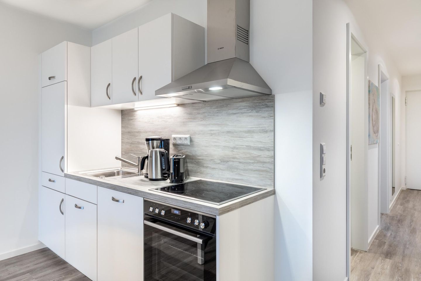 Apartmentanlage Meerblickvilla Apartmentanlage Meerblickvilla 1-05 Großenbrode - Offene Küche mit Backofen und Geschirrspüler - gbmv1-05 - Großenbrode